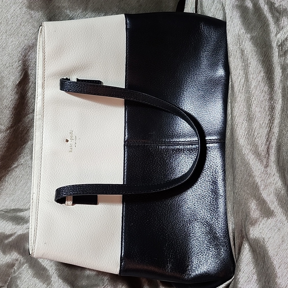 Kate Spade Leather Purse.